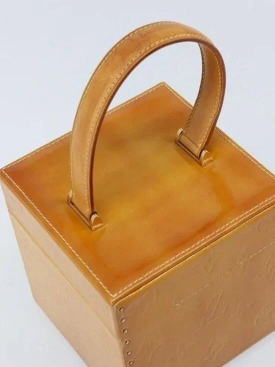 LOUIS VUITTON Monogram Vernis Bleecker Cosmetic Pouch Beige M91002 Auth 173131 - Picture 6 of 15